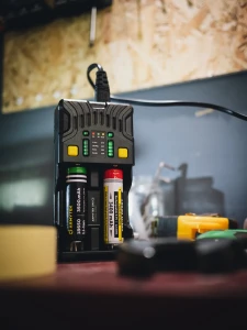 Универсальное зарядное устройство Armytek Uni C2